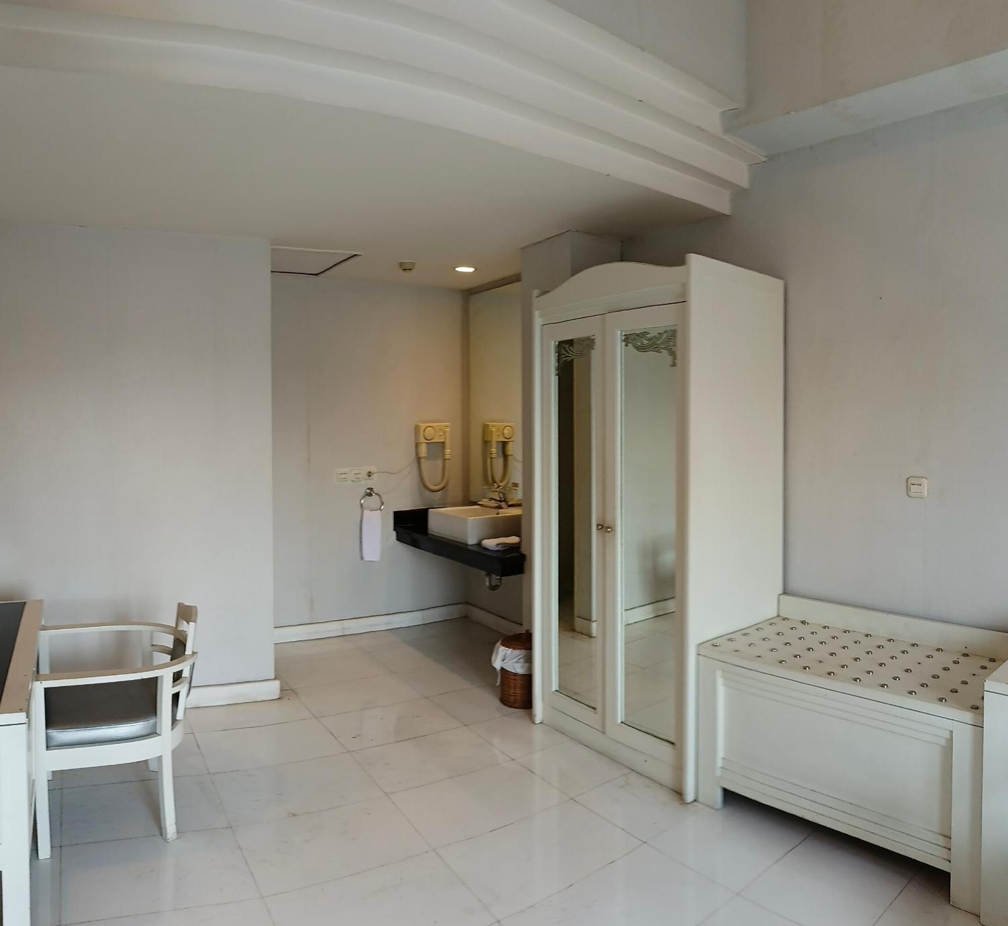 Lux Tychi Hotel Malang Exterior photo